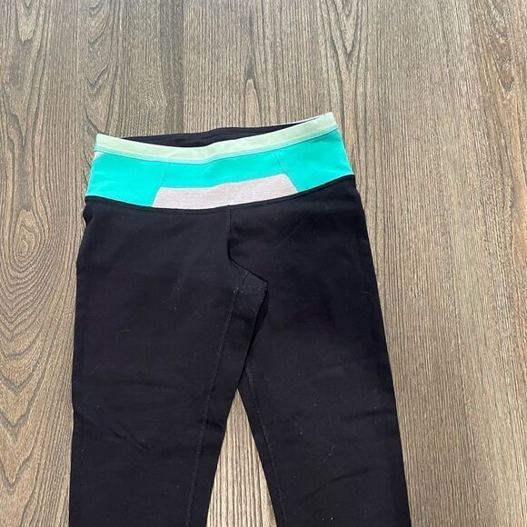 Lululemon Wunder Under Crop in Black/Teal Quilt Size 4 - Picture 3 of 8